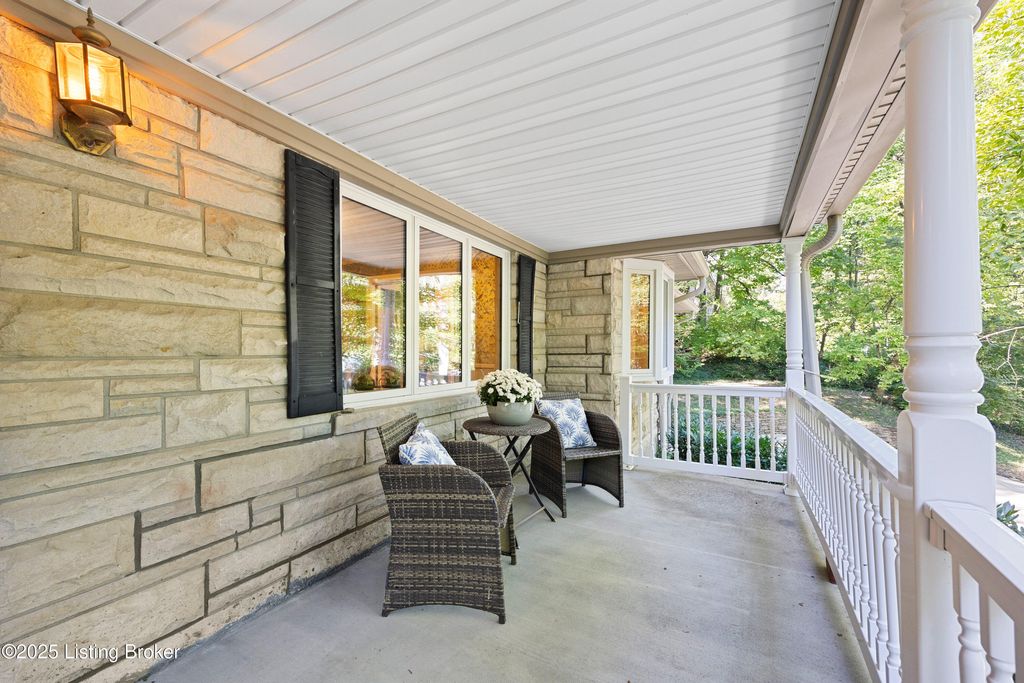 Photo of 322 Kenwood Hill Rd, Louisville, KY 40214 (MLS # 1704920)