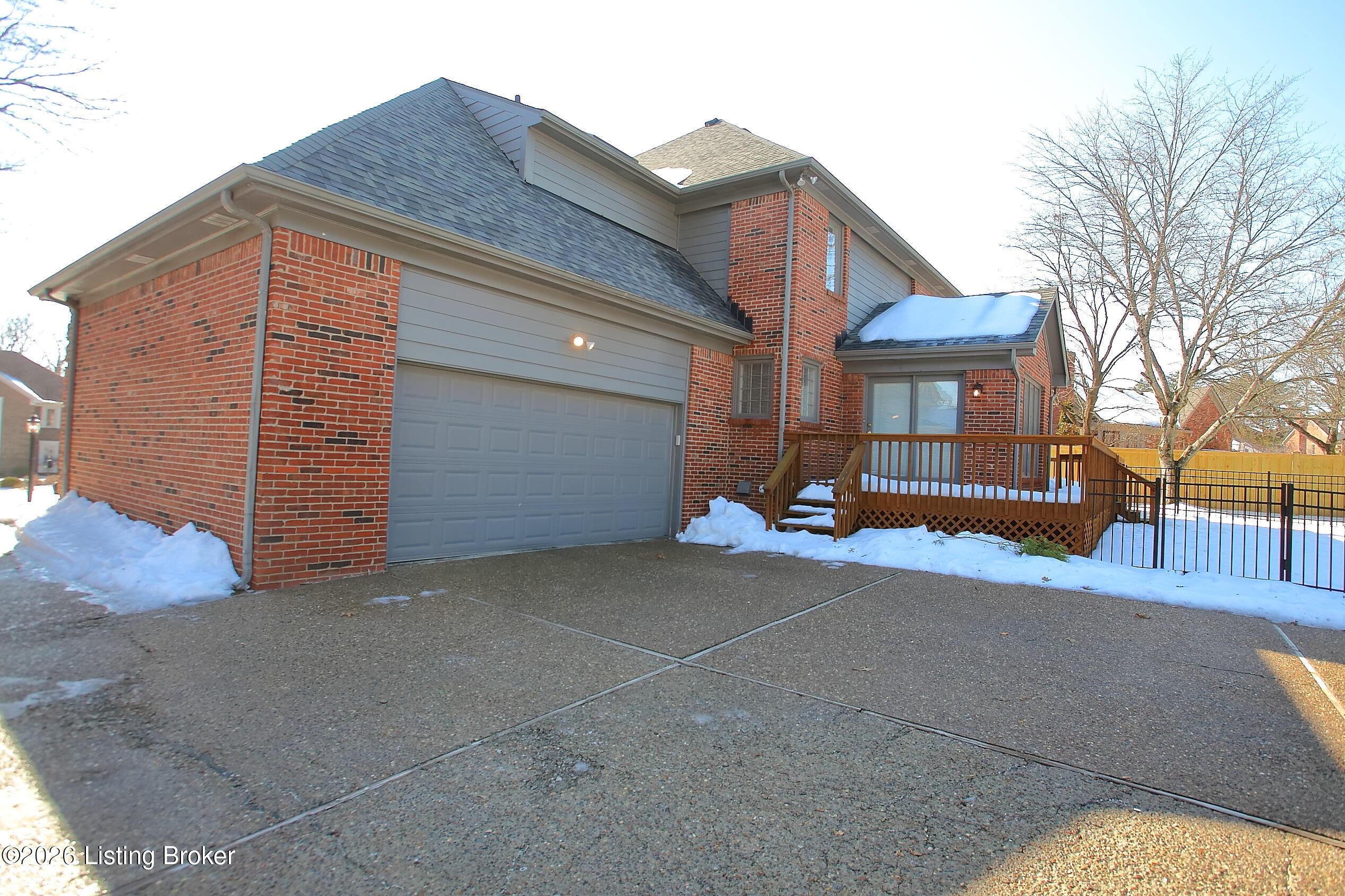 702 Lake Forest Pkwy