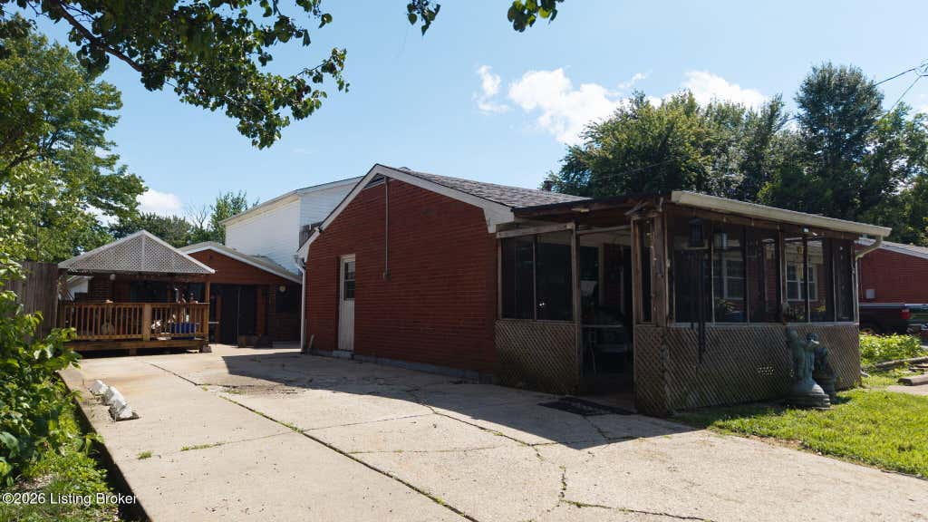 Photo of 311 Meadowood Rd, Louisville, KY 40229 (MLS # 1723296)