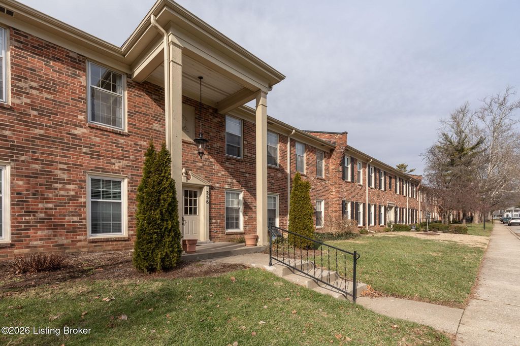 Photo of 248 Stonehenge Dr #APT 104, Louisville, KY 40207 (MLS # 1706646)