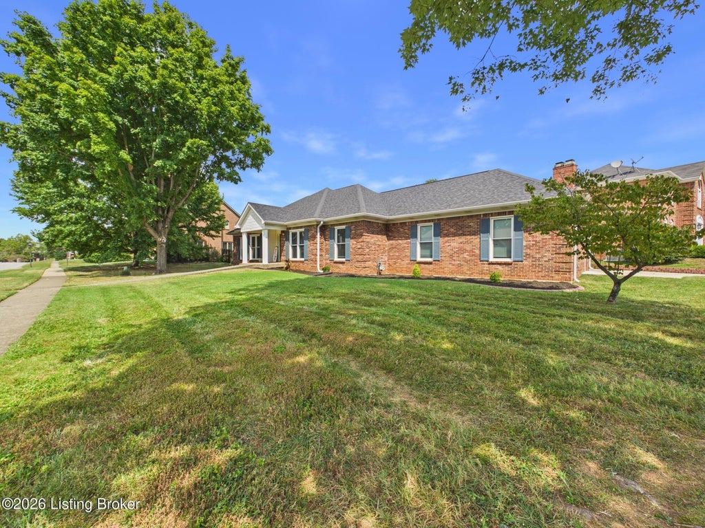 Photo of 9411 Tamarisk Pkwy, Louisville, KY 40223 (MLS # 1728667)