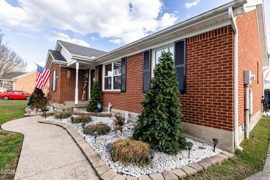 Photo of 365 Tecumseh Dr, Shepherdsville, KY 40165 (MLS # 1711019)