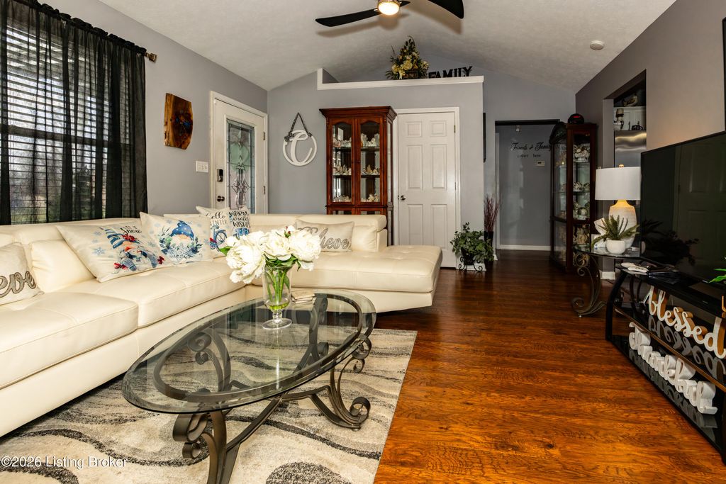 Photo of 365 Tecumseh Dr, Shepherdsville, KY 40165 (MLS # 1711019)