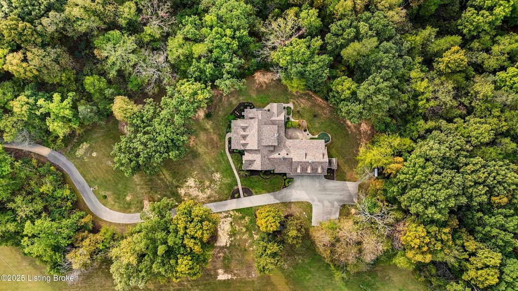 Photo of 8501 Pine Valley Trail, Louisville, KY 40229 (MLS # 1700647)