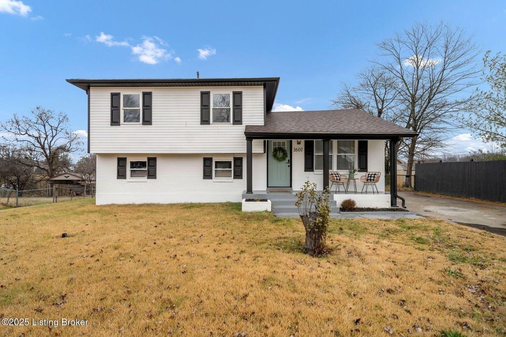 Photo of 1601 Birch Ct, Radcliff, KY 40160 (MLS # 1705261)