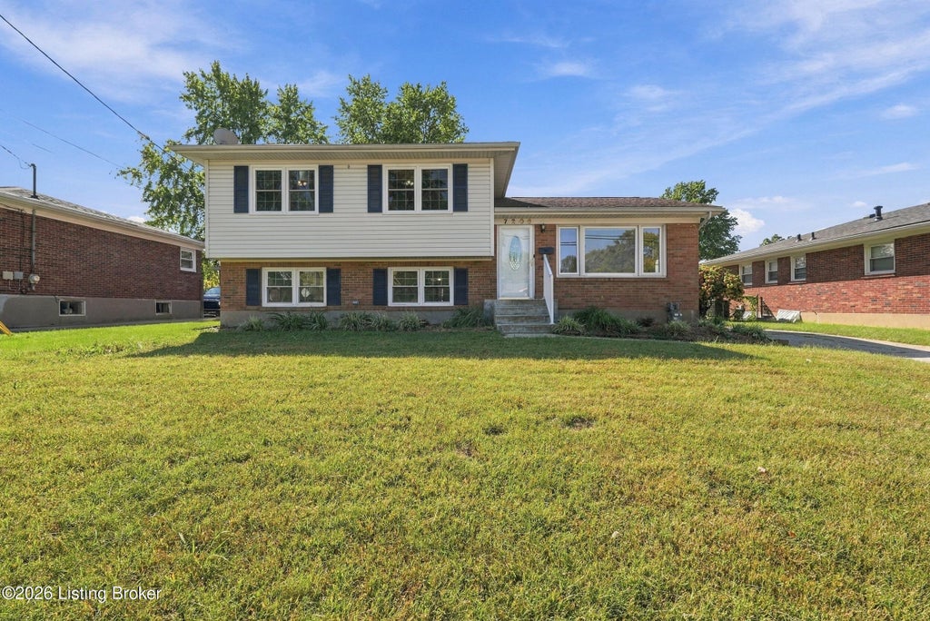 Photo of 7206 Tangelo Dr, Louisville, KY 40228 (MLS # 1731580)