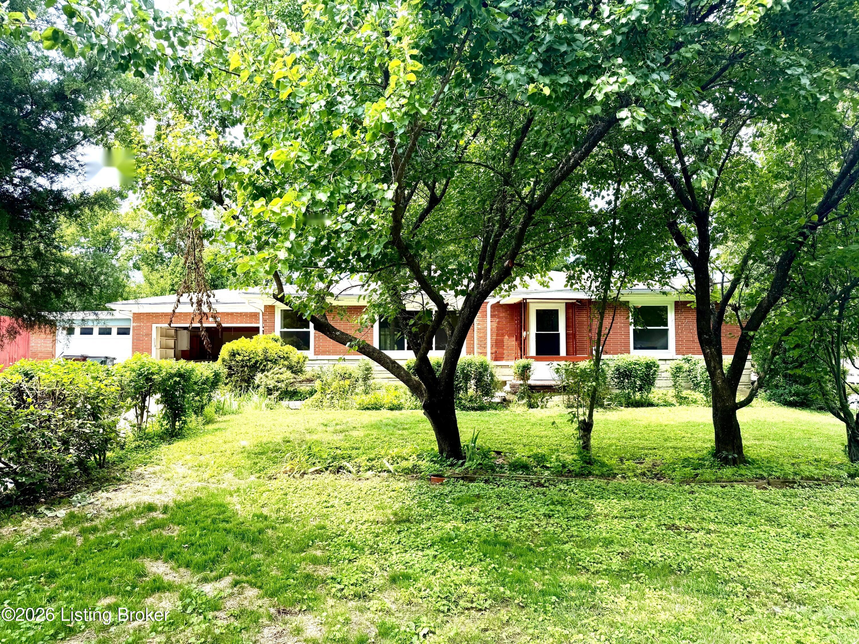 Photo 1 of 18 — 708 Grant Ave, Lyndon, KY 40222