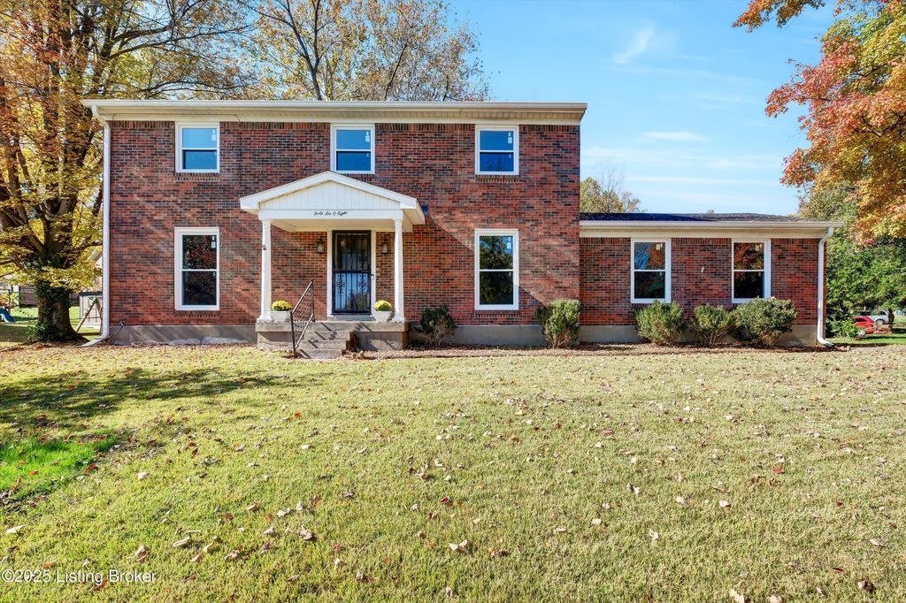 Photo of 4608 Vinita Way, Louisville, KY 40272 (MLS # 1702555)