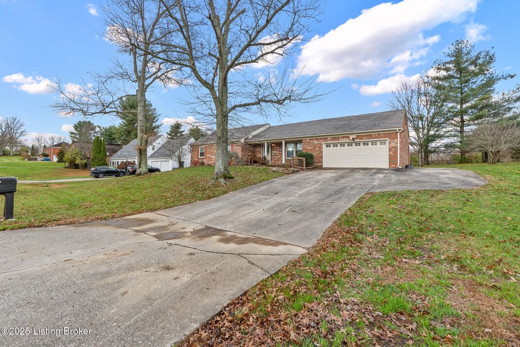 Photo of 1232 Cambridge Dr, Shelbyville, KY 40065 (MLS # 1704325)