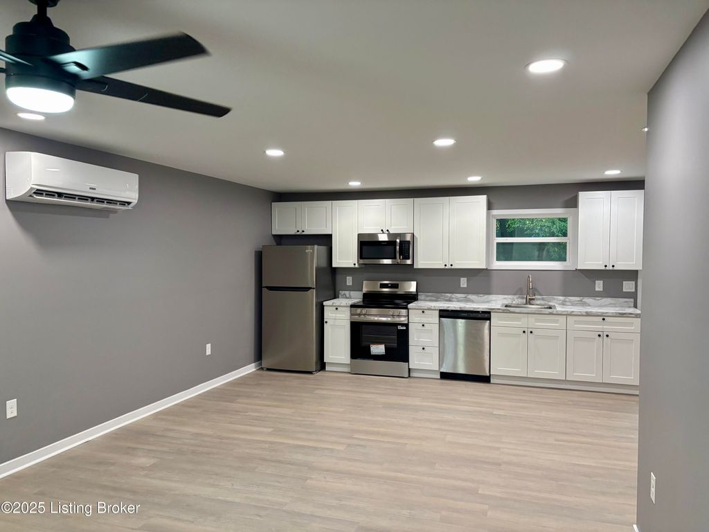 Photo of 2936 Garey Ln, Louisville, KY 40216 (MLS # 1707604)