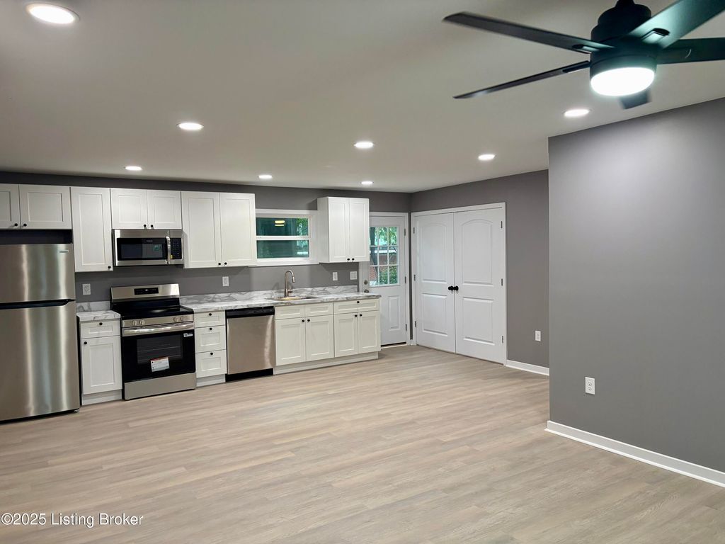 Photo of 2936 Garey Ln, Louisville, KY 40216 (MLS # 1707604)