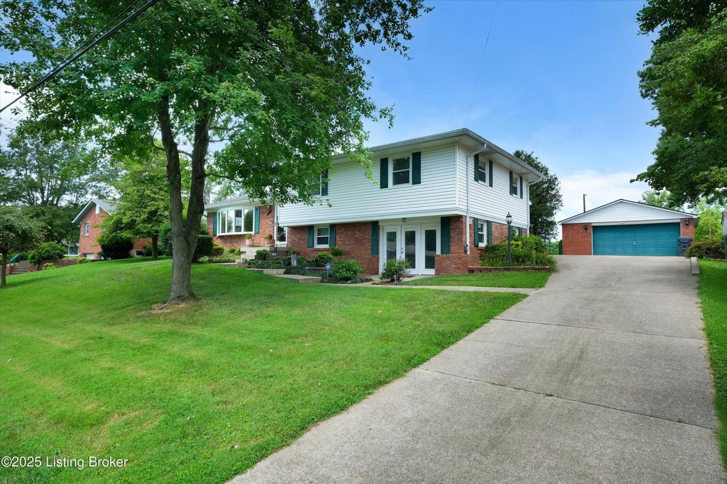 Photo of 9816 Lakewood Dr, Louisville, KY 40272 (MLS # 1701657)