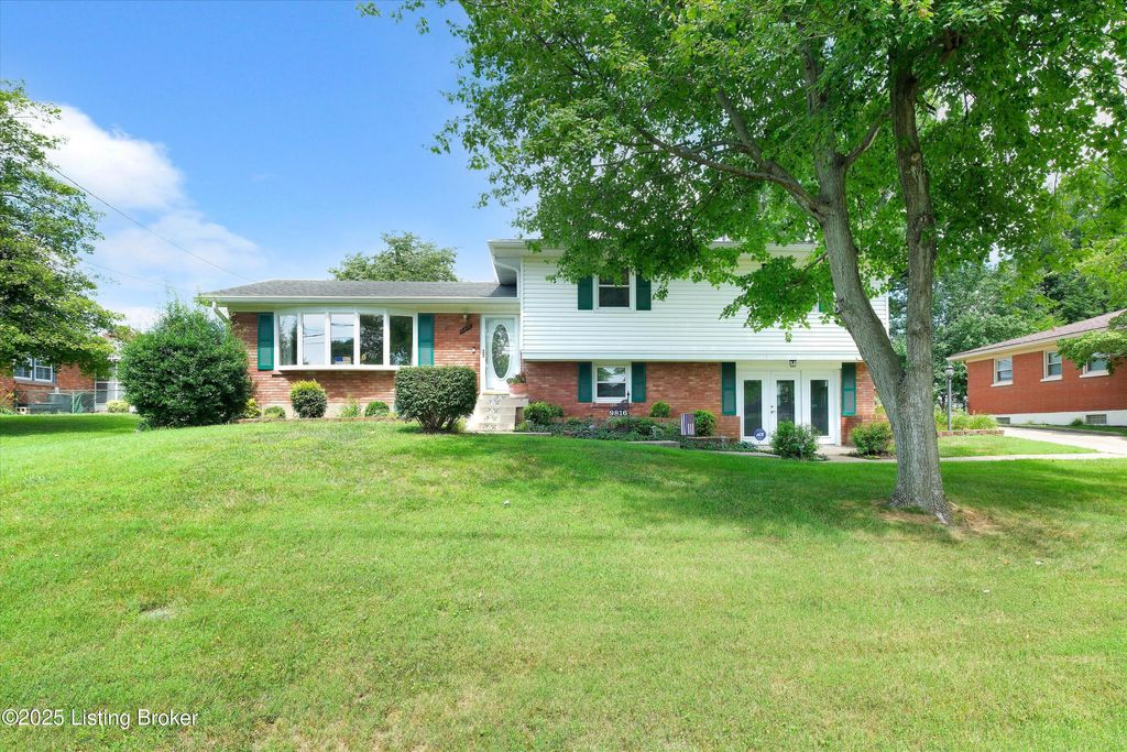 Photo of 9816 Lakewood Dr, Louisville, KY 40272 (MLS # 1701657)