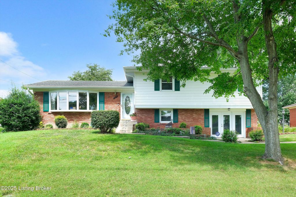Photo of 9816 Lakewood Dr, Louisville, KY 40272 (MLS # 1701657)