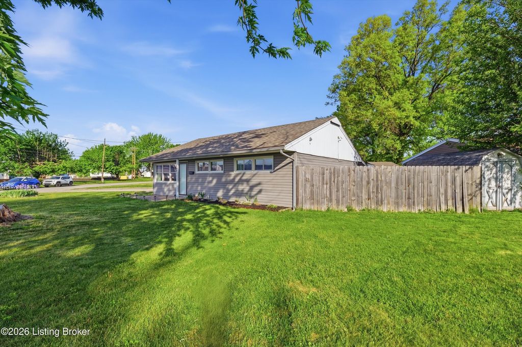 Photo of 4911 Woodcock Cir, Louisville, KY 40213 (MLS # 1714804)