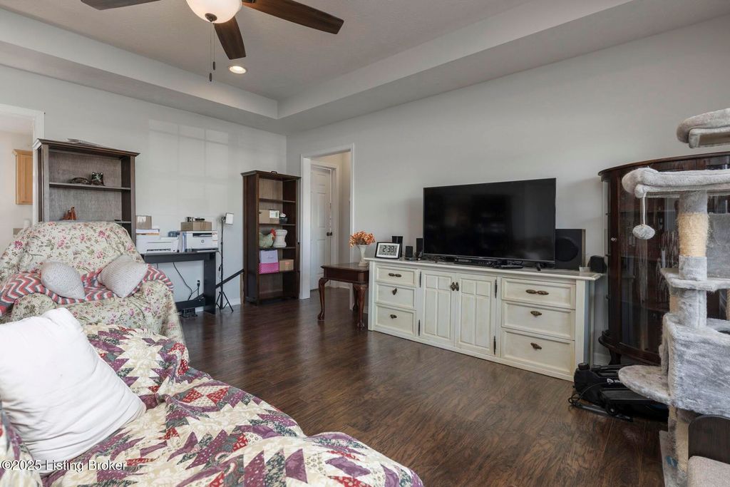 Photo of 834 Tecumseh Dr, Shepherdsville, KY 40165 (MLS # 1711455)