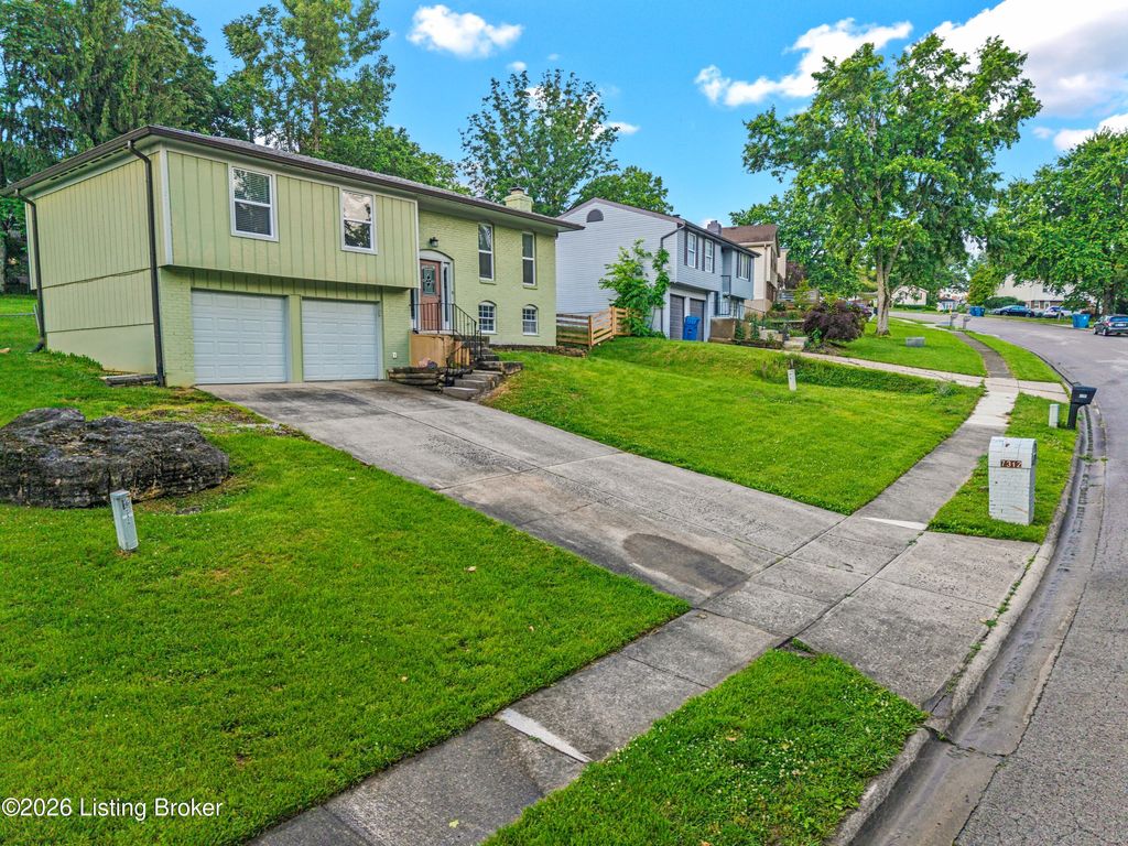 Photo of 7312 Autumn Bent Way, Crestwood, KY 40014 (MLS # 1718315)