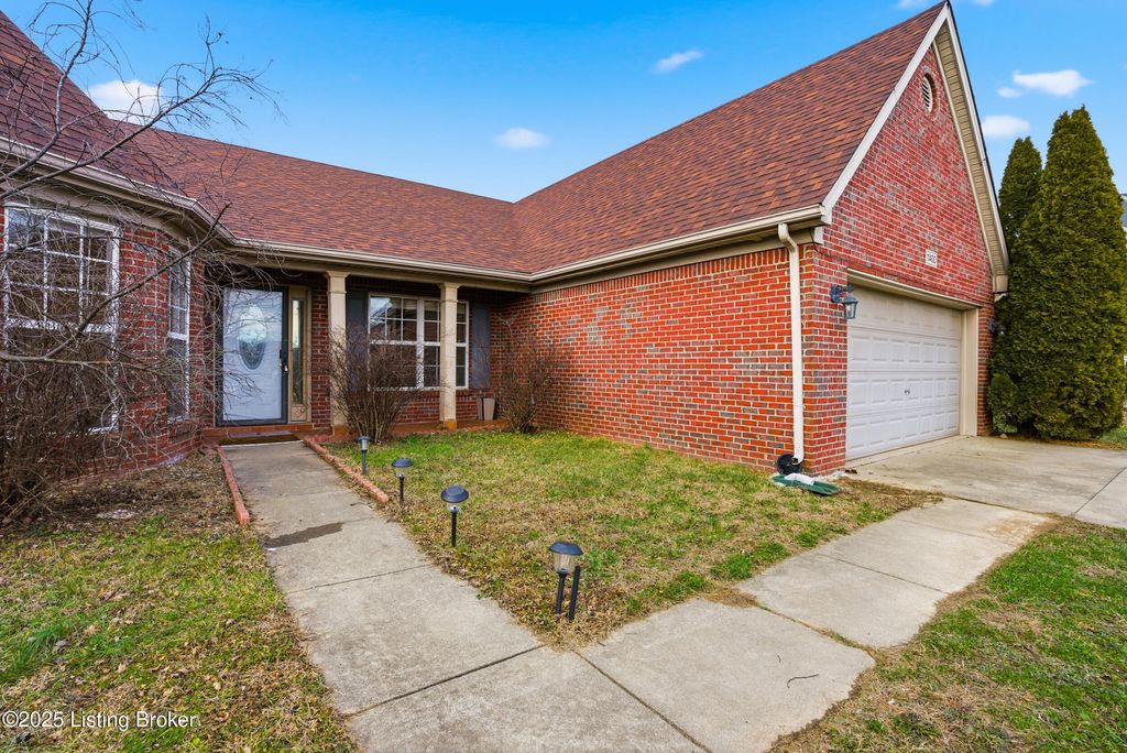 Photo of 11400 Walnut Farm Pl, Louisville, KY 40229 (MLS # 1705744)