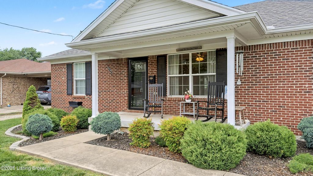 Photo of 6215 Bay Pine Dr, Louisville, KY 40219 (MLS # 1716231)