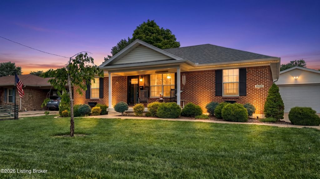 Photo of 6215 Bay Pine Dr, Louisville, KY 40219 (MLS # 1716231)