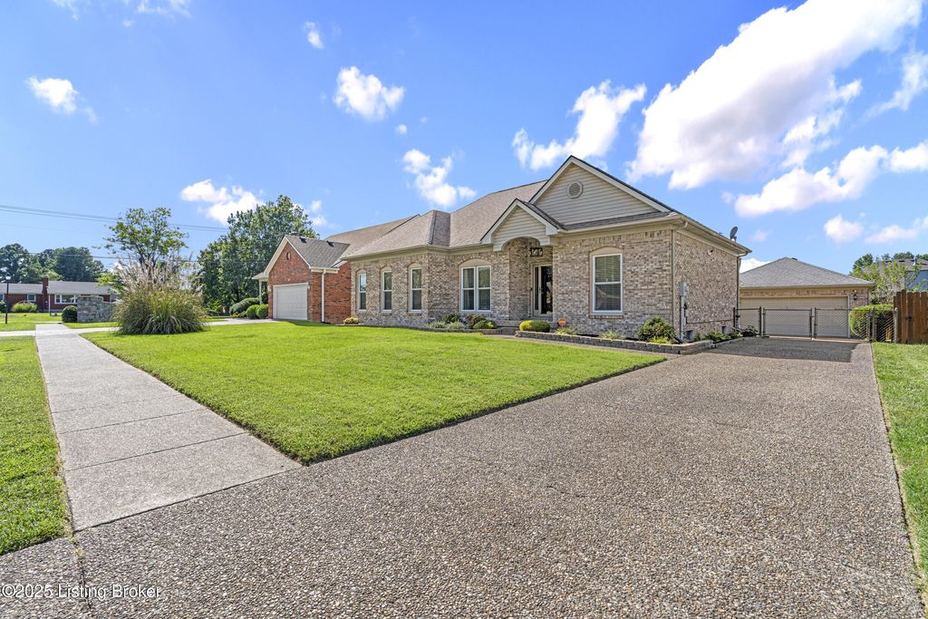 Photo of 10106 Twilight Dr, Louisville, KY 40272 (MLS # 1700577)