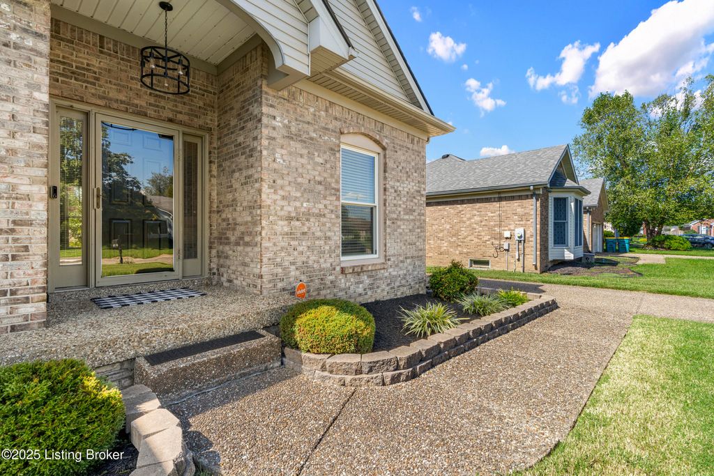 Photo of 10106 Twilight Dr, Louisville, KY 40272 (MLS # 1700577)