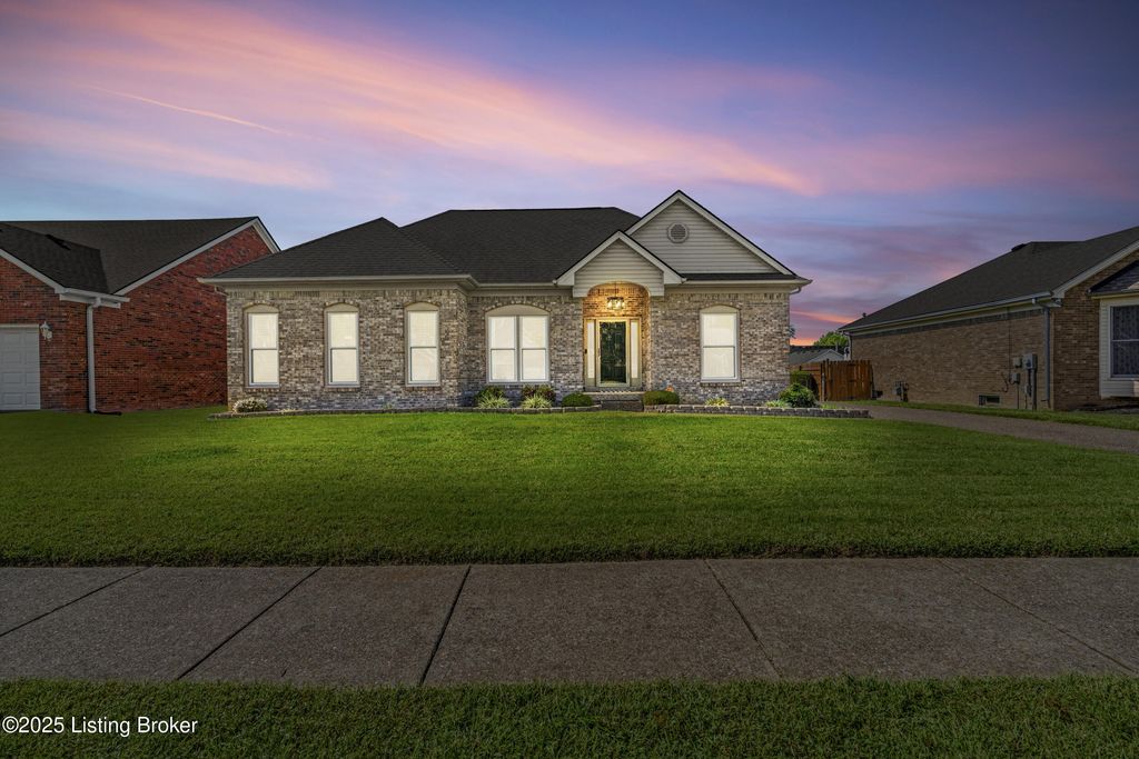 Photo of 10106 Twilight Dr, Louisville, KY 40272 (MLS # 1700577)