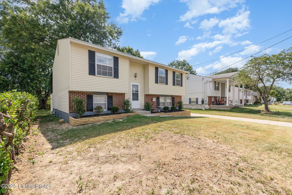 Photo of 417 Saguaro Dr, Louisville, KY 40229 (MLS # 1712254)