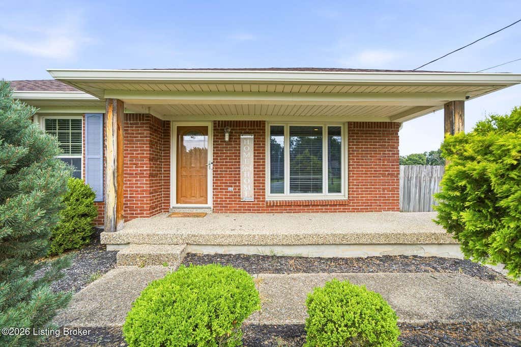 Photo of 5502 Landcross Dr, Louisville, KY 40216 (MLS # 1724128)