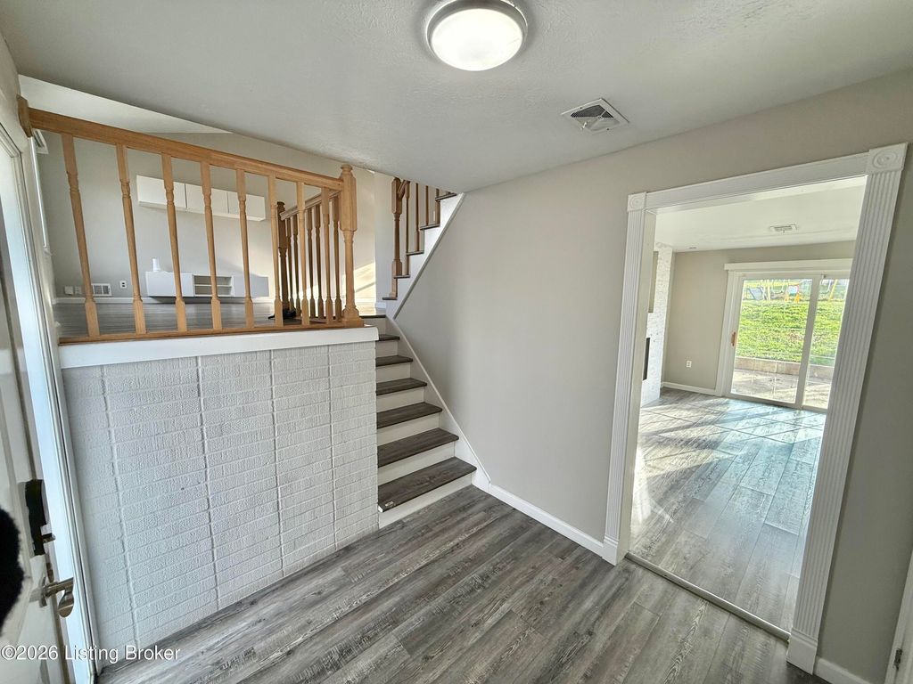 Photo of 7014 Mountain Ct, Louisville, KY 40219 (MLS # 1709222)