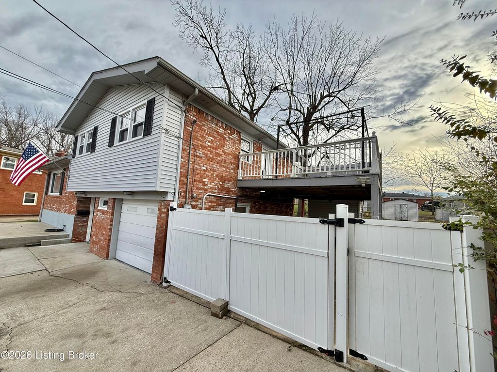 Photo of 7014 Mountain Ct, Louisville, KY 40219 (MLS # 1709222)