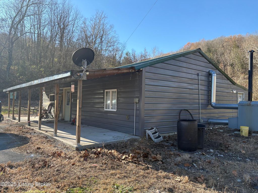 Photo of 405 &amp; 111 Tennessee Walking Ln, Milton, KY 40045 (MLS # 1703706)