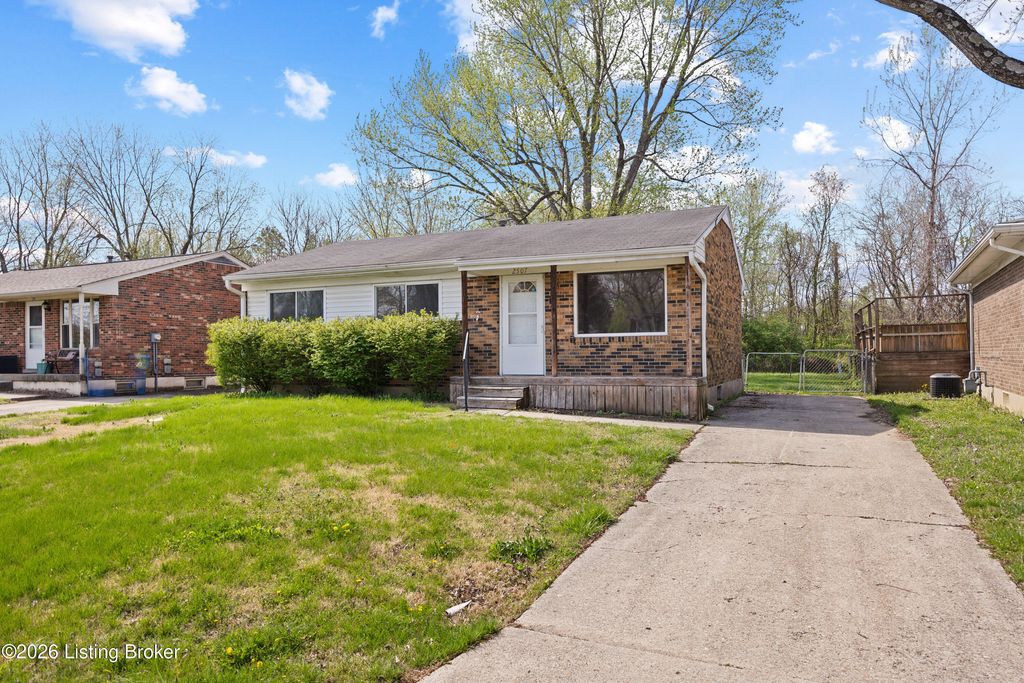 Photo of 2507 Lamborne Blvd, Louisville, KY 40272 (MLS # 1713228)