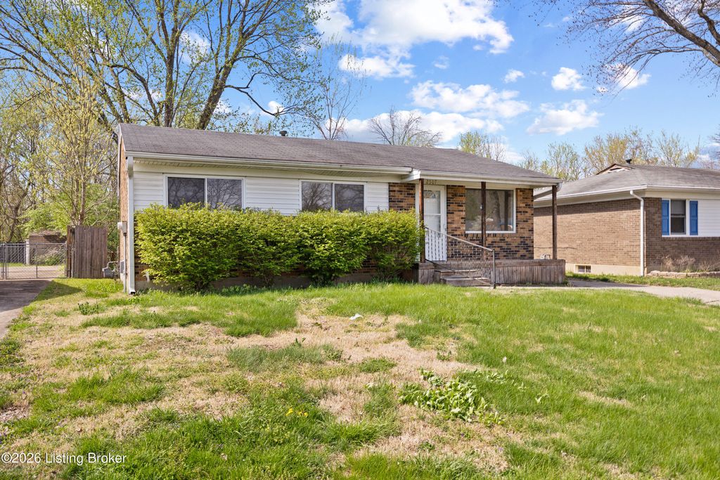 Photo of 2507 Lamborne Blvd, Louisville, KY 40272 (MLS # 1713228)