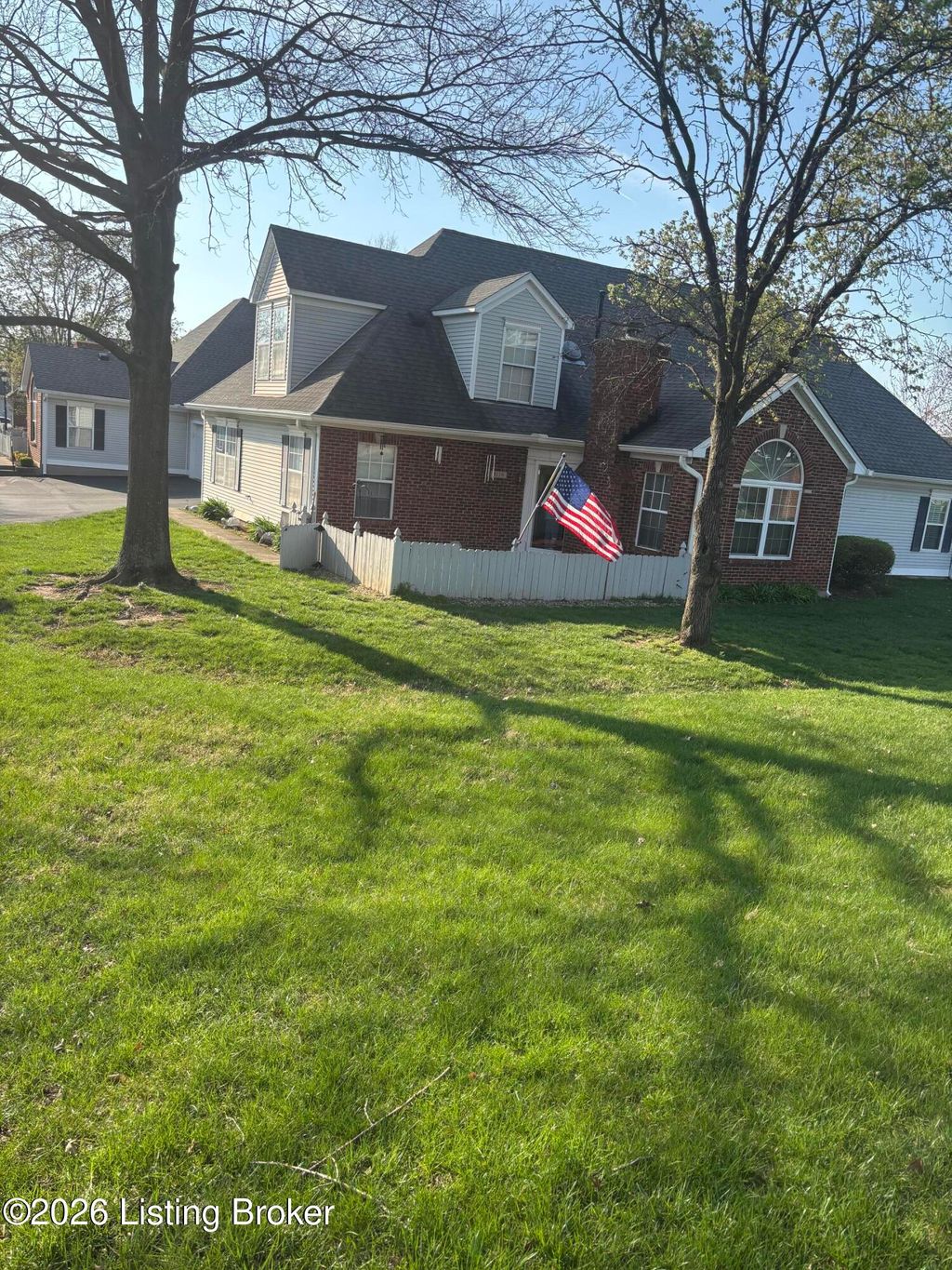 Photo of 8120 Meadowgreen Pl, Louisville, KY 40299 (MLS # 1712828)