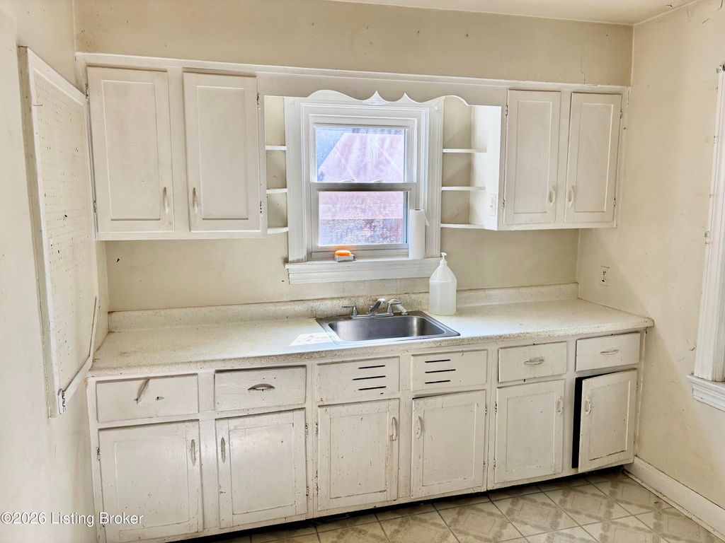 Photo of 3927 Kennison Ave, Louisville, KY 40207 (MLS # 1717266)