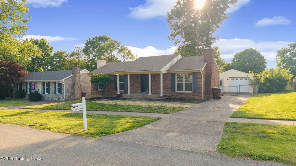Photo of 3902 Bristol Oaks Dr, Jeffersontown, KY 40299 (MLS # 1717754)