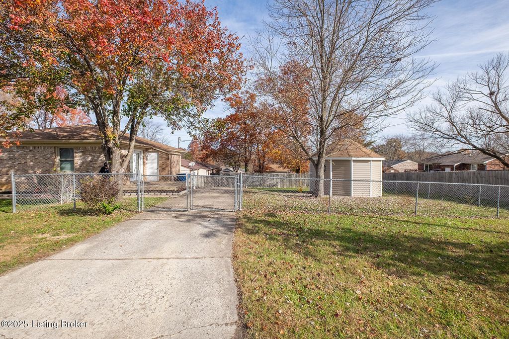 Photo of 1601 Betances Ct, La Grange, KY 40031 (MLS # 1713936)