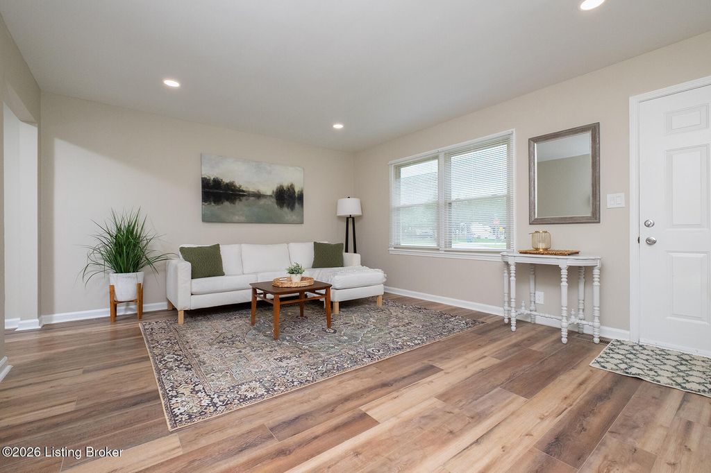 Photo of 1601 Betances Ct, La Grange, KY 40031 (MLS # 1713936)