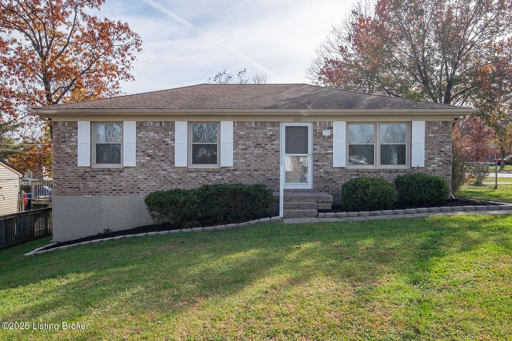 Photo of 1601 Betances Ct, La Grange, KY 40031 (MLS # 1713936)