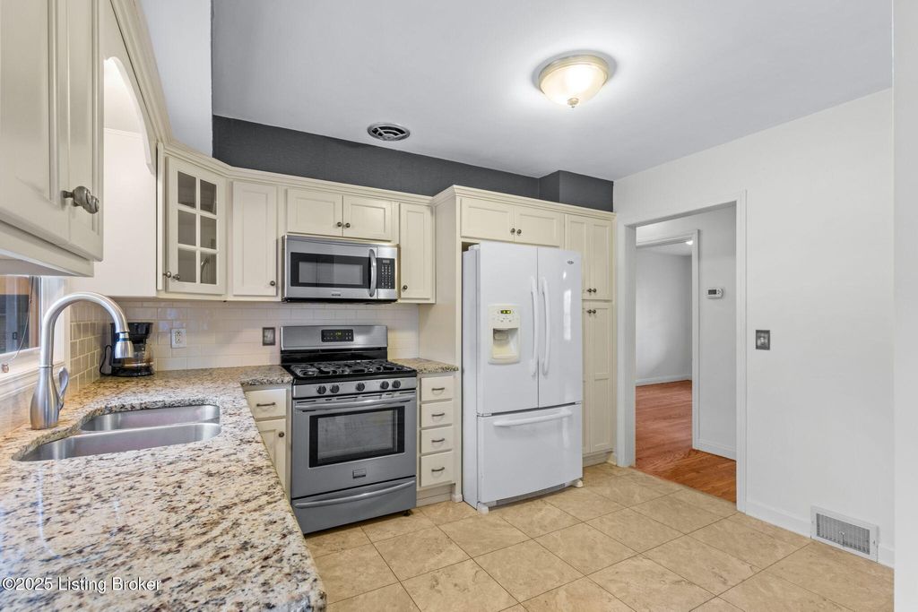 Photo of 4312 Kinloch Rd, Louisville, KY 40207 (MLS # 1703955)