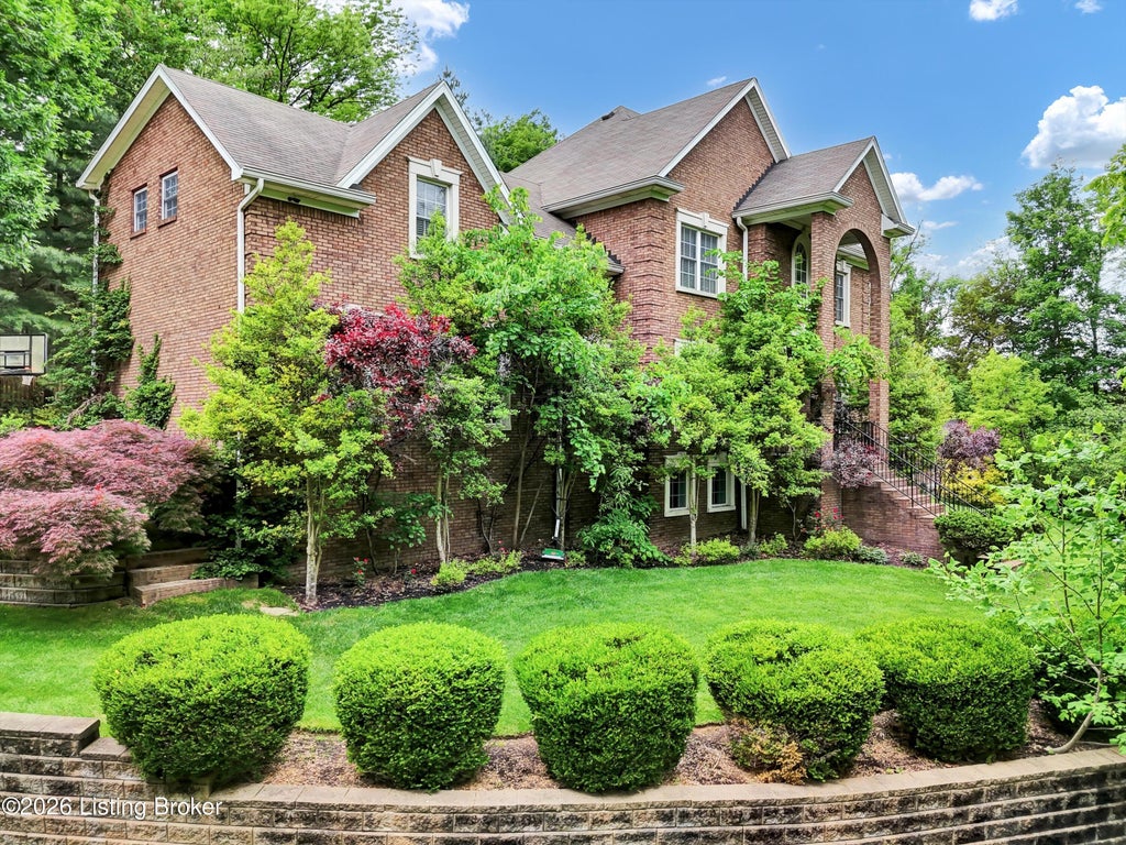 Photo of 560 N Hubbards Ln, Louisville, KY 40207 (MLS # 1719849)