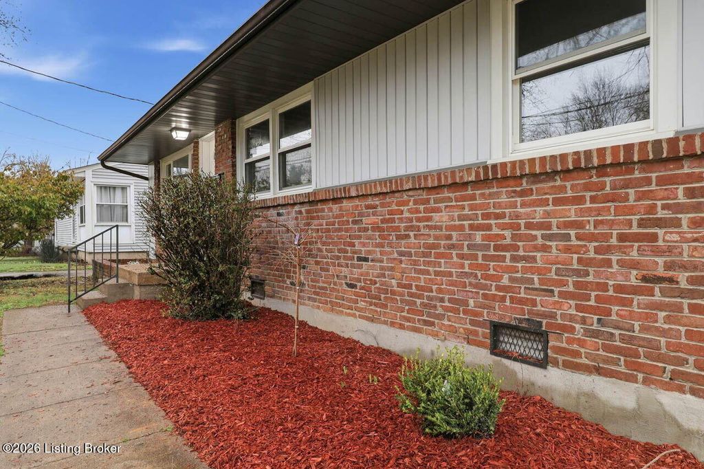 Photo of 5311 Red Leaf Rd, Louisville, KY 40218 (MLS # 1714283)