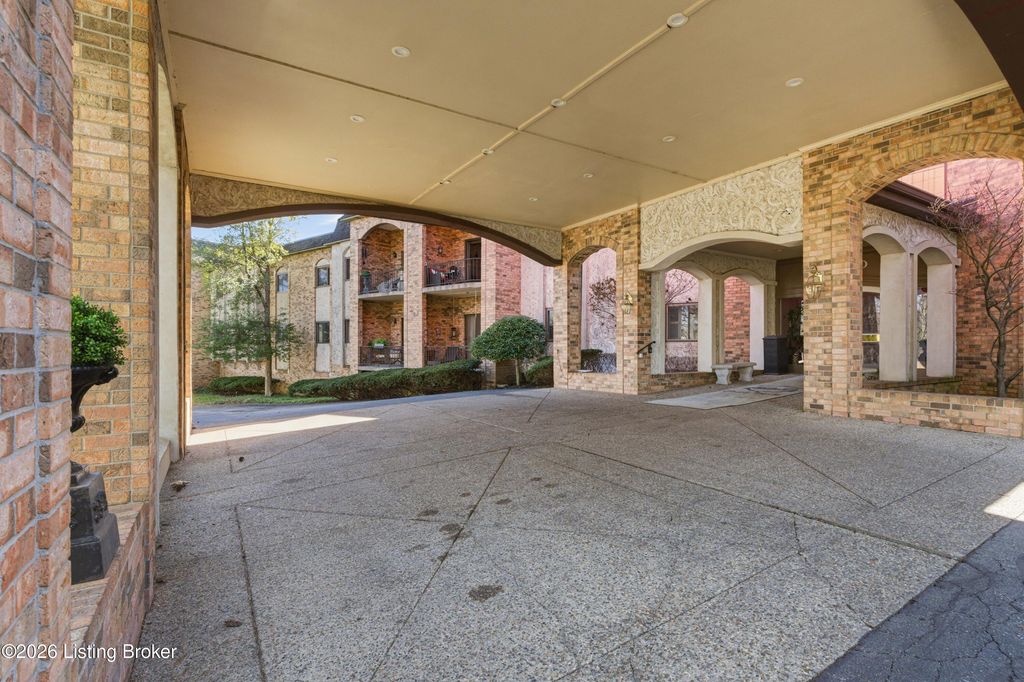 Photo of 5800 Coach Gate Wynde #APT 306, Louisville, KY 40207 (MLS # 1709561)