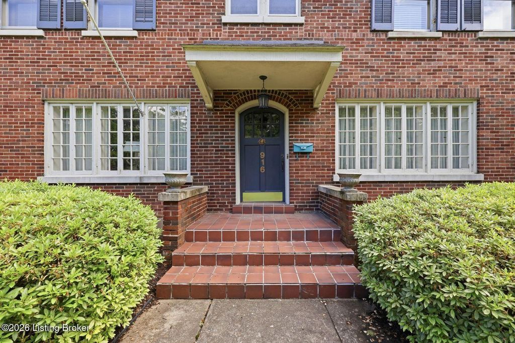 Photo of 916 Audubon Pkwy, Audubon Park, KY 40213 (MLS # 1716186)