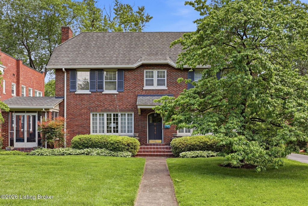 Photo of 916 Audubon Pkwy, Audubon Park, KY 40213 (MLS # 1716186)