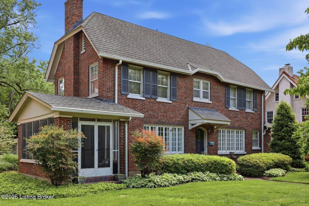 Photo of 916 Audubon Pkwy, Audubon Park, KY 40213 (MLS # 1716186)