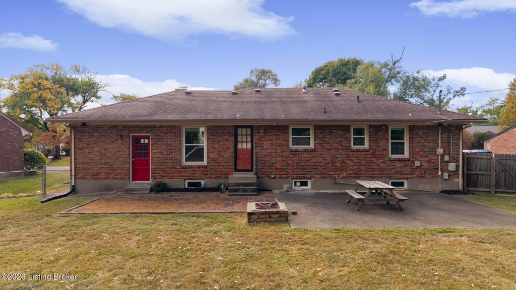 Photo of 1409 Carlimar Ln, Louisville, KY 40222 (MLS # 1731907)