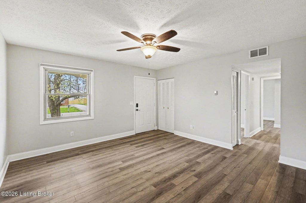 Photo of 202 Hillside Ln, Louisville, KY 40229 (MLS # 1712817)