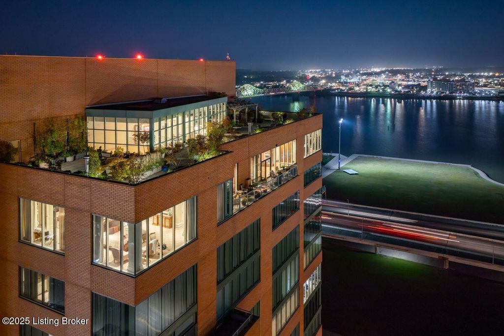 Photo of 222 E Witherspoon St #2200, Louisville, KY 40202 (MLS # 1701444)